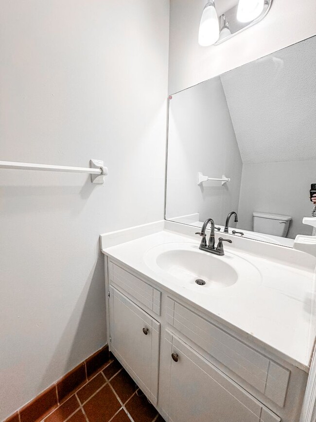 Building Photo - 2/1.5 Oakwood Townhome