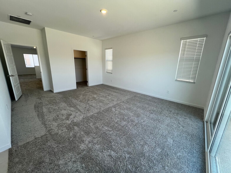 Primary bedroom - 486 Daphne Terrace St