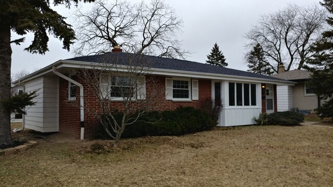 Building Photo - 3 Bedrooom Home Located in the Heart of We...