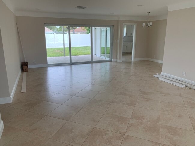 Building Photo - 580 NW 13th Dr