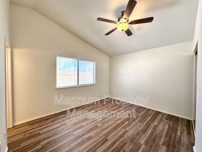 Building Photo - 27806 Hillpointe Dr