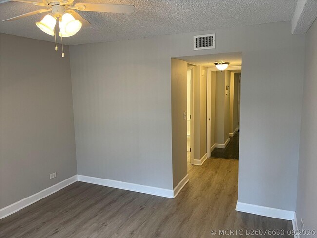 Building Photo - 3740 Inverrary Dr
