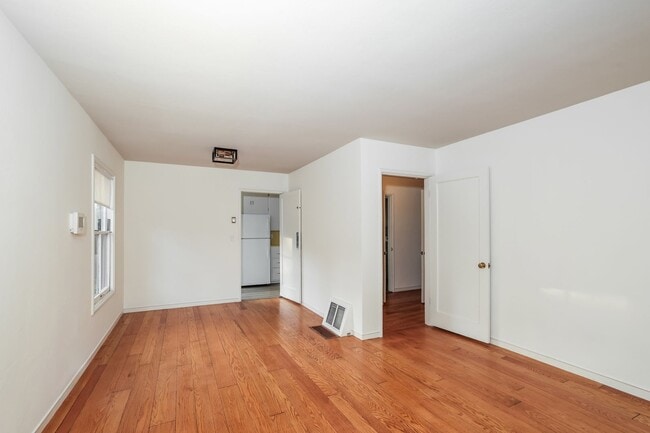 Building Photo - 3 Bedroom Home In Kensington!