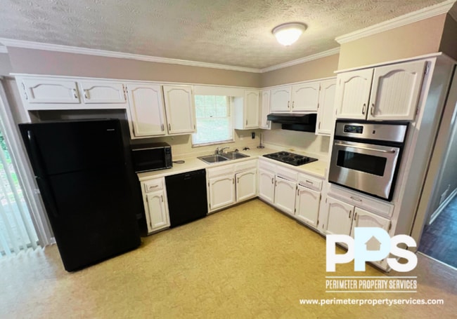 Building Photo - 6999 Knollwood Dr