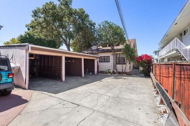 Building Photo - 2138 Clinton Ave #A - 1 bedroom | 1 bath