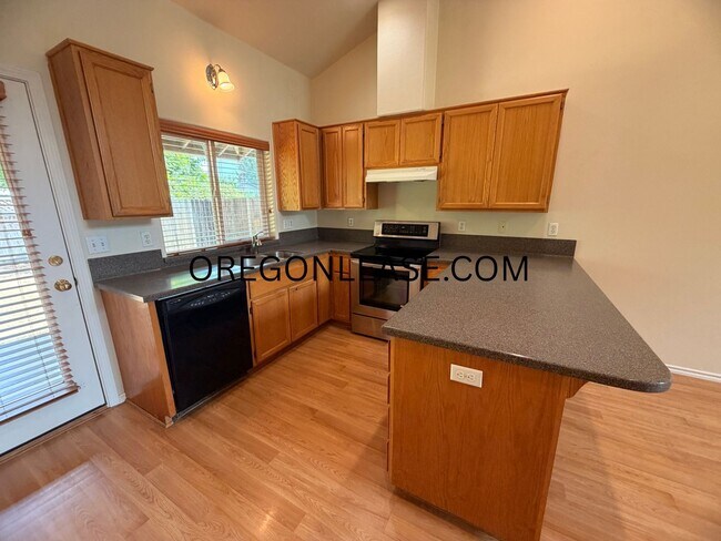 Building Photo - 2 Bedroom Duplex in North Eugene