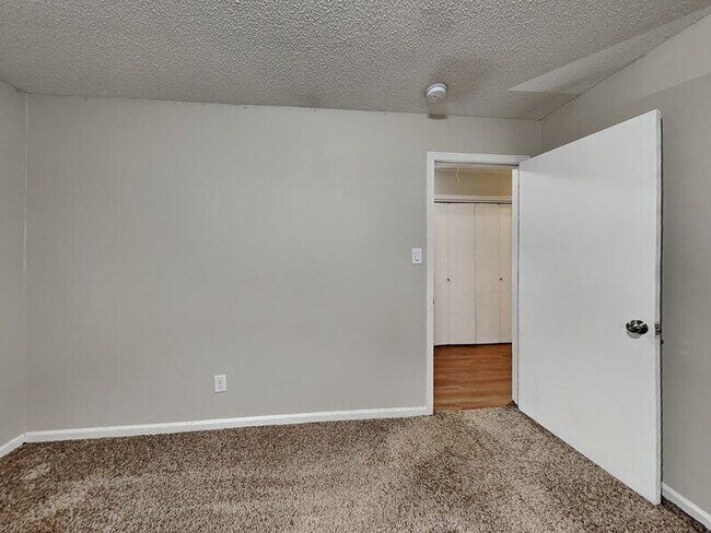 Building Photo - 1431 Lantana Dr