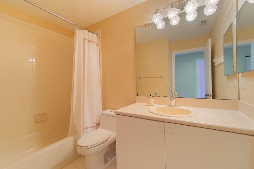 Building Photo - 213 River Bluff Ln