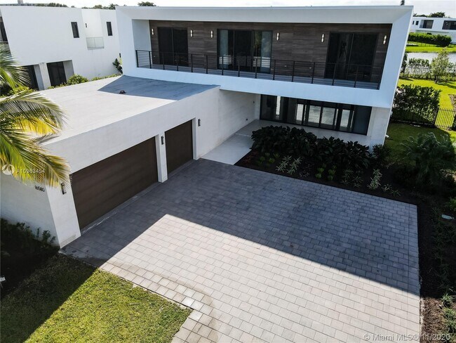 Building Photo - 16580 Sunset Way