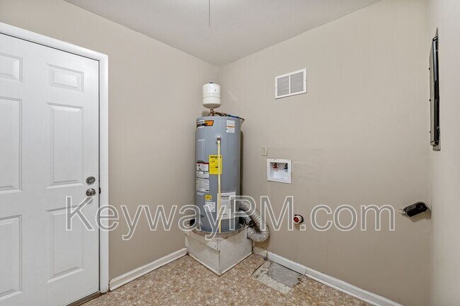 Building Photo - 3645 Westwood Dr