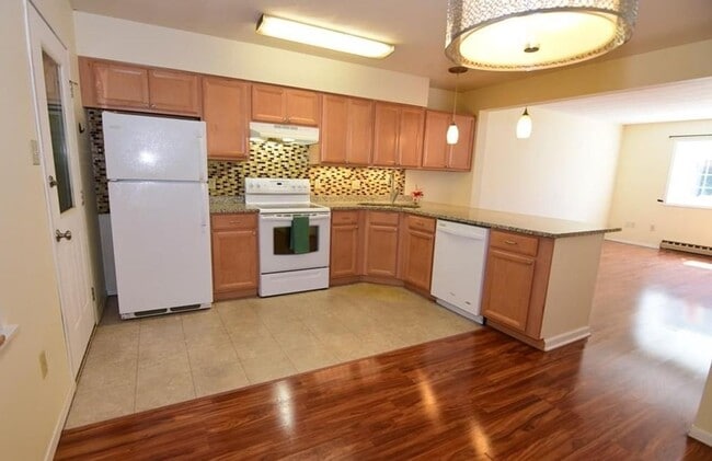 Building Photo - Woods Edge 2-Bedroom Townhome!