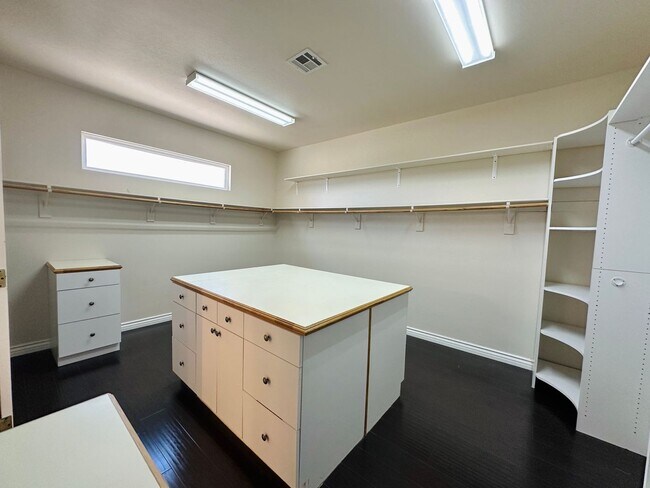 Building Photo - GORGEOUS 2 STORY HOME WITH A GRAND ENTRY &...