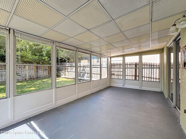 Building Photo - 3033 Dunhill Dr