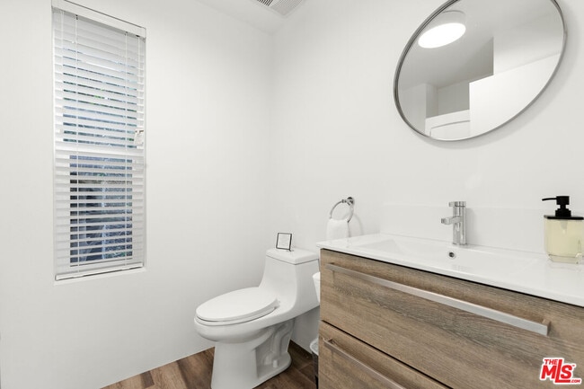 Building Photo - 460-460 N Alfred St