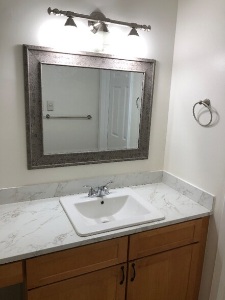 Building Photo - 85 Old Town Rd