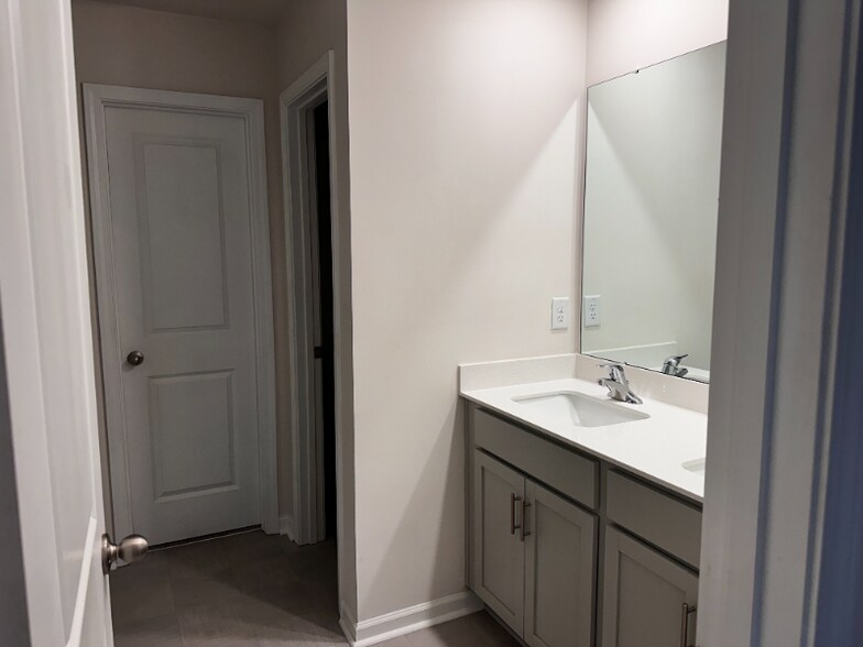 Building Photo - 3696 Waterford Oak Ct