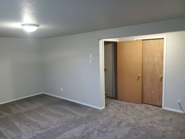 Building Photo - Wonderful 3 bedroom 2 bath Duplex in Post ...