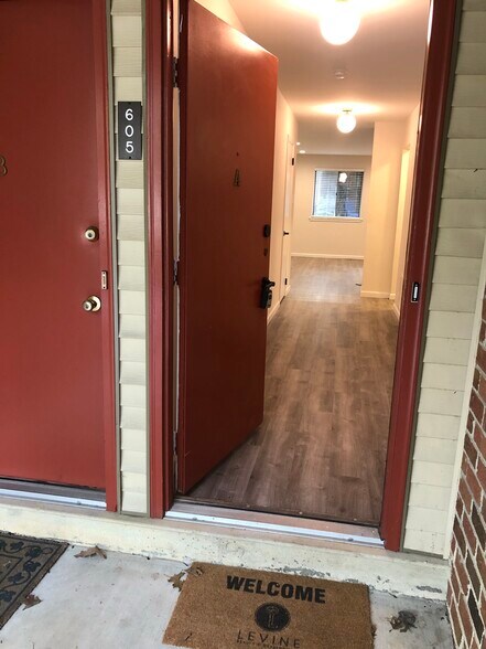 Front Entrance - 605A Cypress Point Cir