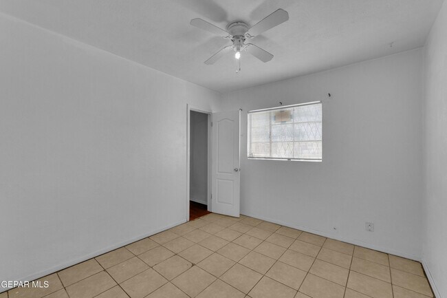 Building Photo - 4945 Sierra Madre Dr