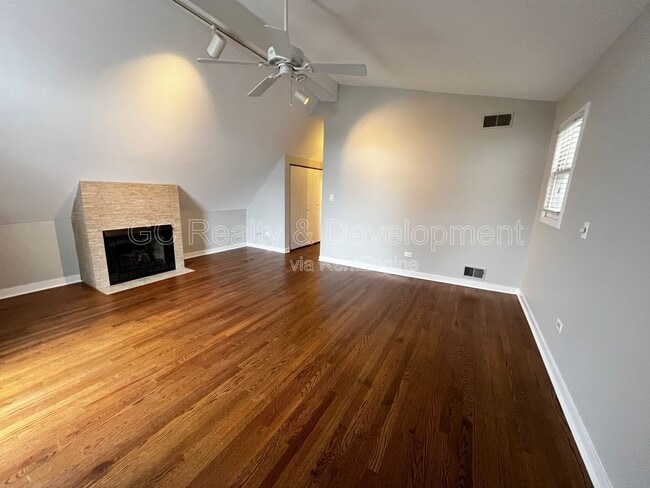 Building Photo - 1423 W Oakdale Ave