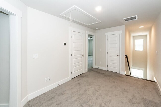 Building Photo - 7722 Park Gate Dr