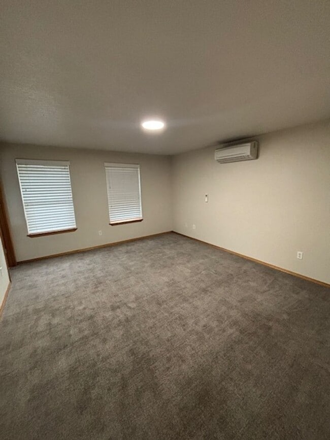 Building Photo - 3 Bedroom 2.5 Bath Newberg OR