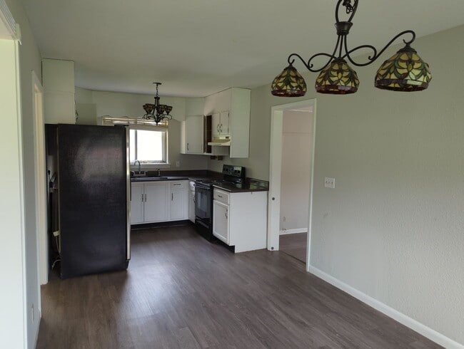 Building Photo - Spacious Rossville House