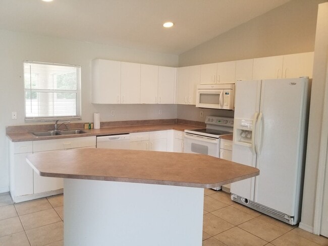 Building Photo - 910 SW 34th Terrace