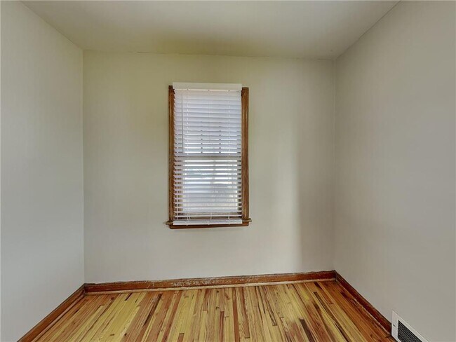 Building Photo - 5606 N Bryant Ave