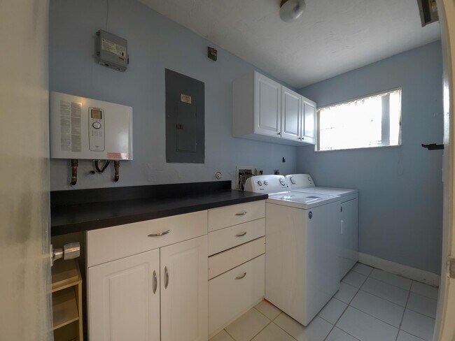 Building Photo - 1204 Sunset Rd