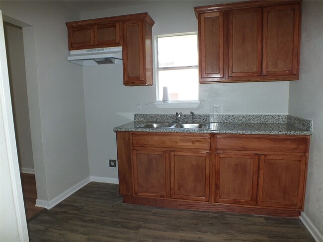 Building Photo - 1706 Wipprecht St