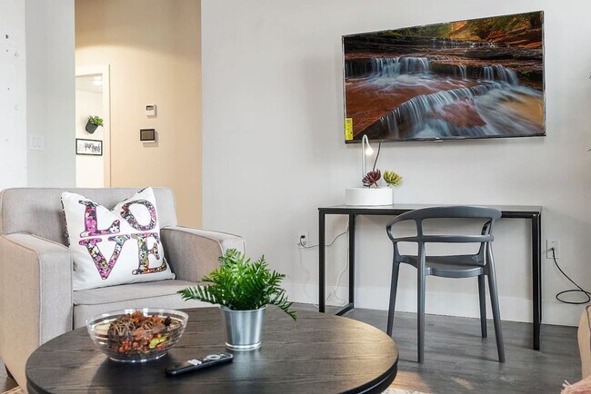 Building Photo - 212 W Roberts Ave