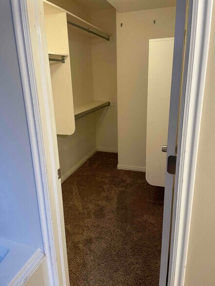 Building Photo - 550 Diagonal St