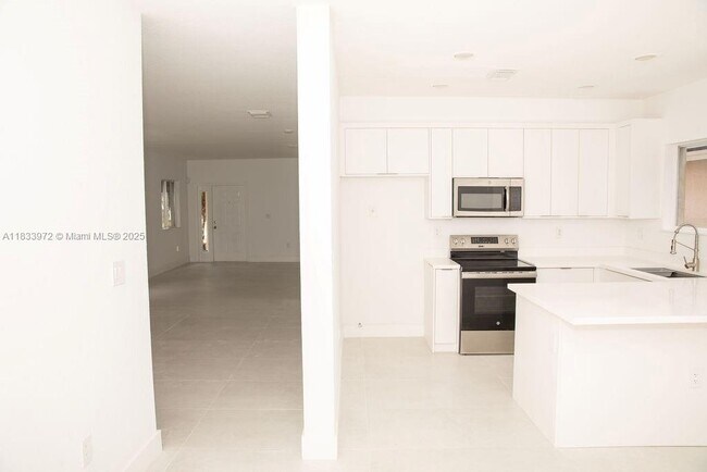 Building Photo - 273 SE 32nd Ave