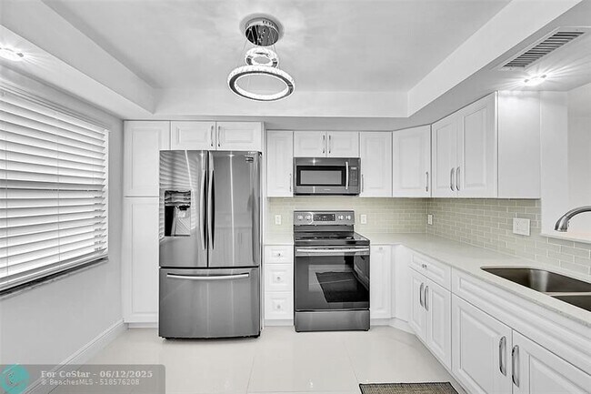 Building Photo - 3005 Portofino Isle