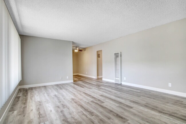 Building Photo - 6219 Reseda Blvd