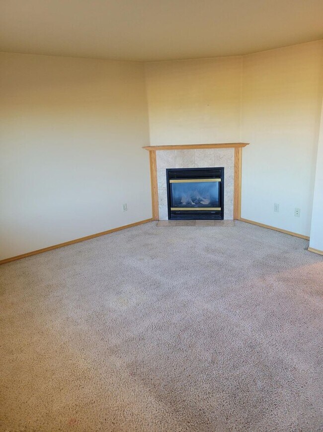 Building Photo - 3 Bedroom, 2.5 Bathroom Townhouse