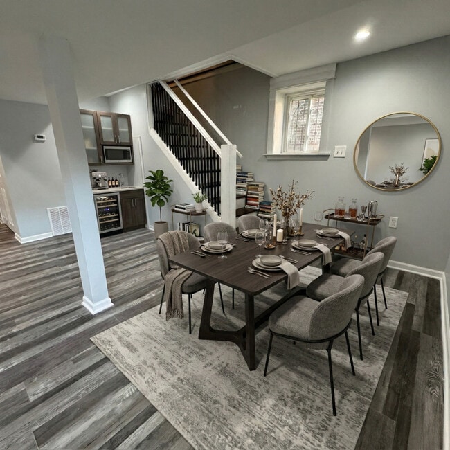 Building Photo - 220 N Lamon Ave