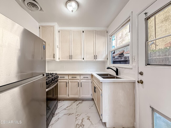 Building Photo - 5027 Cahuenga Blvd