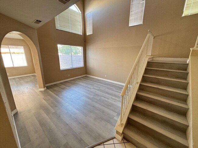 Building Photo - Beautiful 3Bed/2Bath/2Car residence located in Sunrise Manor / Winterwood area