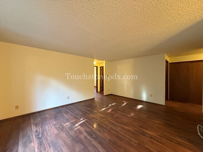 Building Photo - Updated 2BD/1BA Duplex w/ Mini-Split HVAC + Off-Street Parking