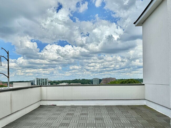 Building Photo - 542 Boulevard NE