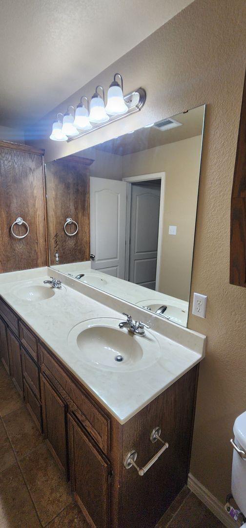 Building Photo - 2 bedroom 2 bath close to Clear Creek 8/12 move in date