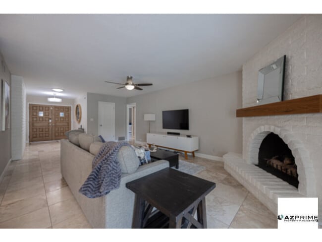 Building Photo - Stylish 2/2 Phoenix Townhome with Open Flo...