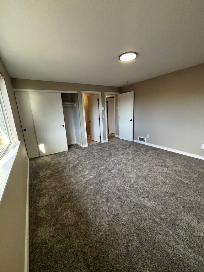 Building Photo - 4 bed 3 bath, Bonus room, Rv parking, Fenc...