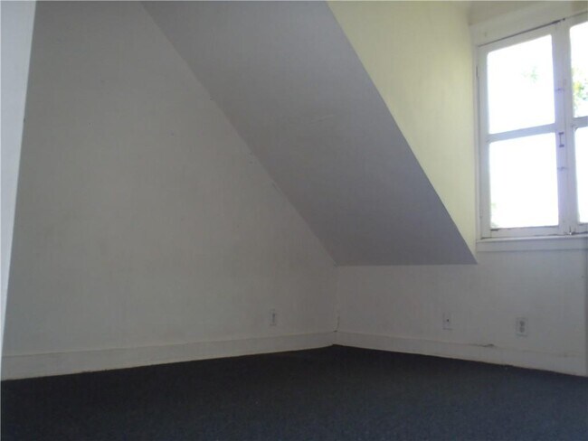 Building Photo - 915 W 23rd St