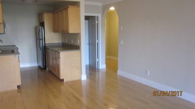 Building Photo - HILLCREST - 1 BED / 1 BATH TOP FLOOR CONDO.
