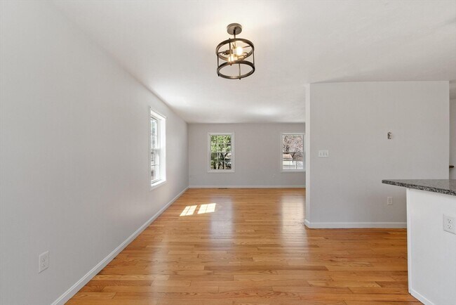 Building Photo - 27 Pine St