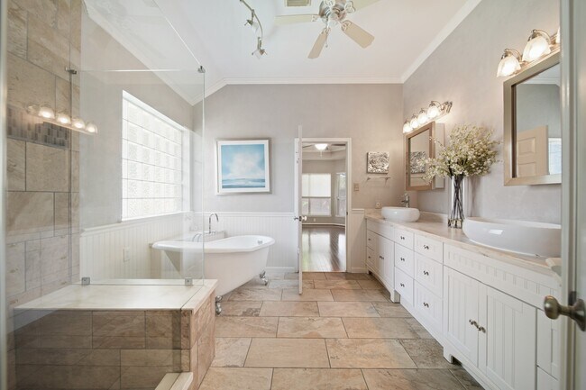 Building Photo - 6402 Parkriver Crossing