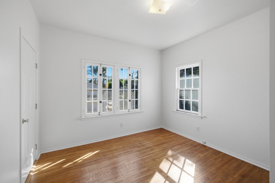 Building Photo - 1097 S Orange Dr